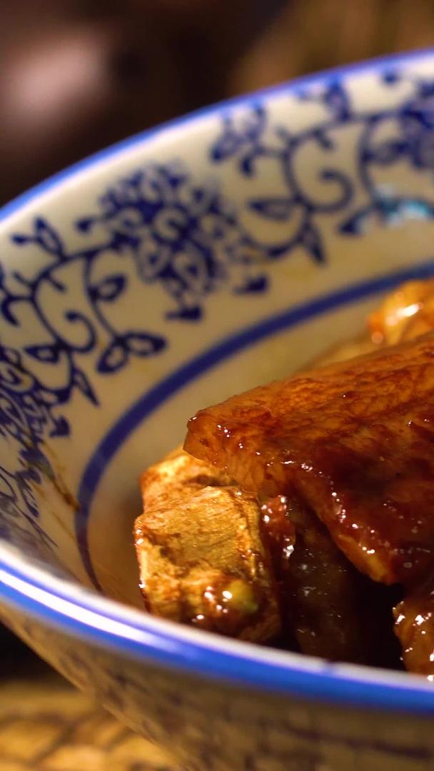 五花回锅肉美食摄影视频的预览图
