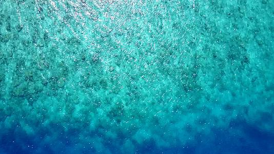 蓝色的海洋和色的海洋和白色的海滩背景下宁静的岛屿海滩节日的浪漫视频的预览图