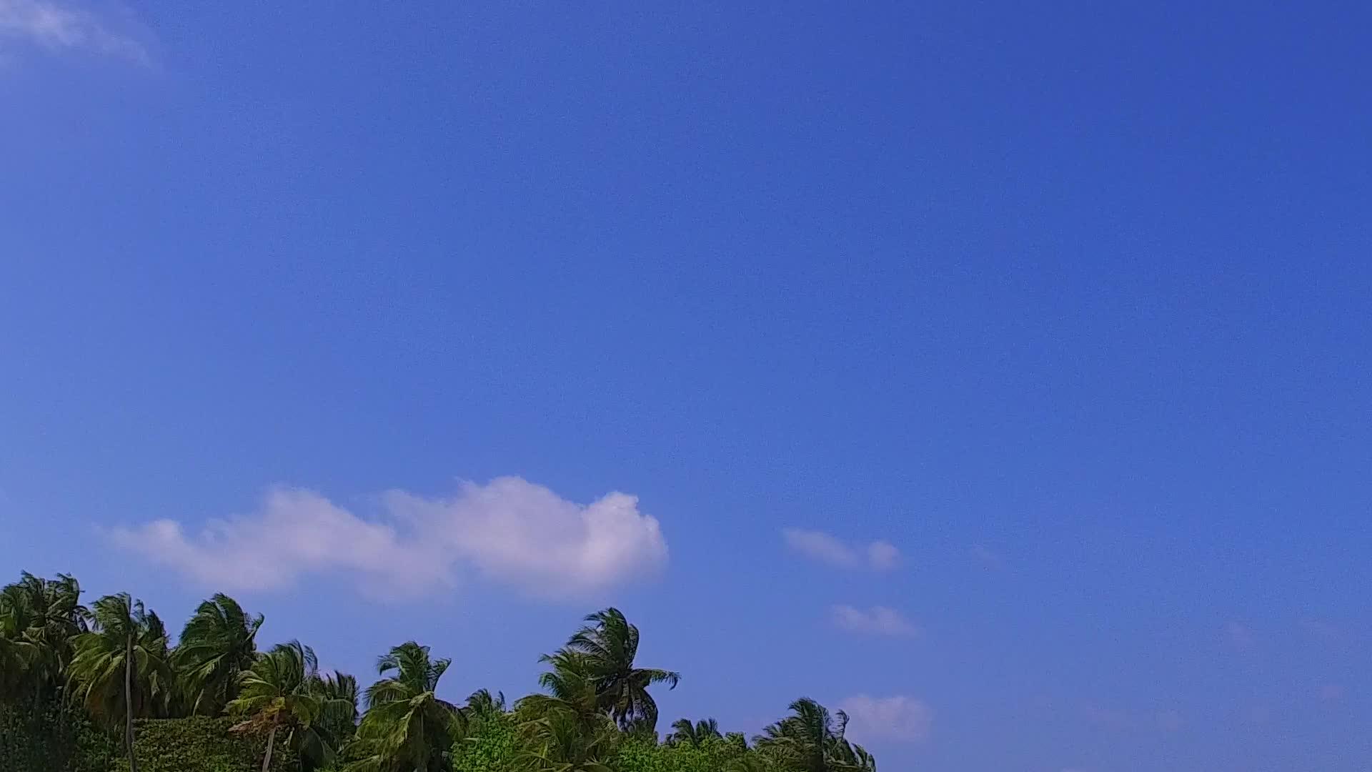 透明的水下阳光明媚度假胜地附近有白色的沙子背景视频的预览图