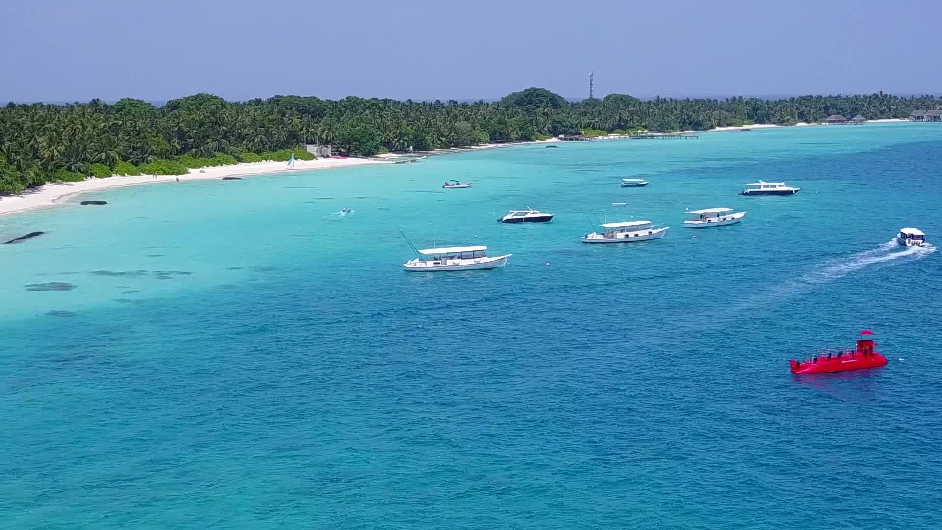 蓝色环礁湖和日出后清洁海滩背景的美丽环礁海滩在夏季被打破视频的预览图