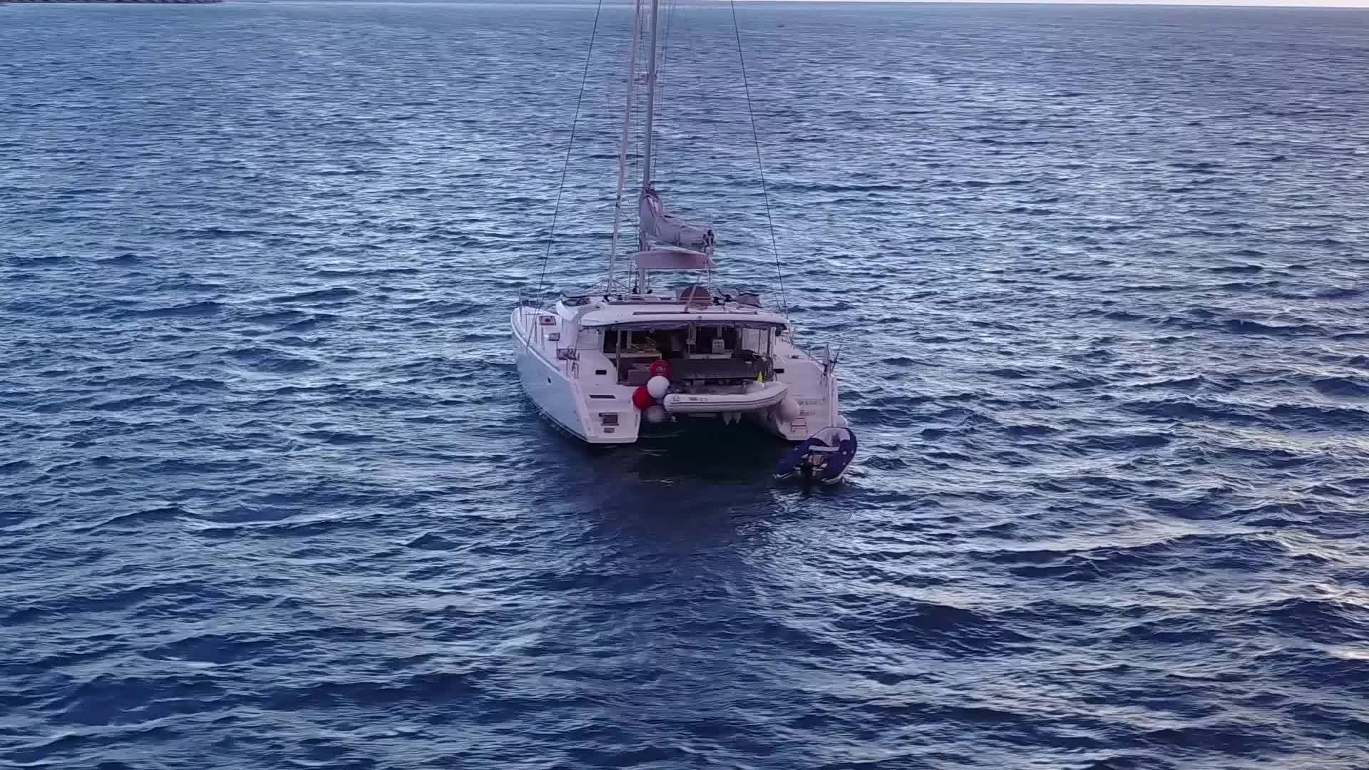 海滩帆船游轮视频的预览图