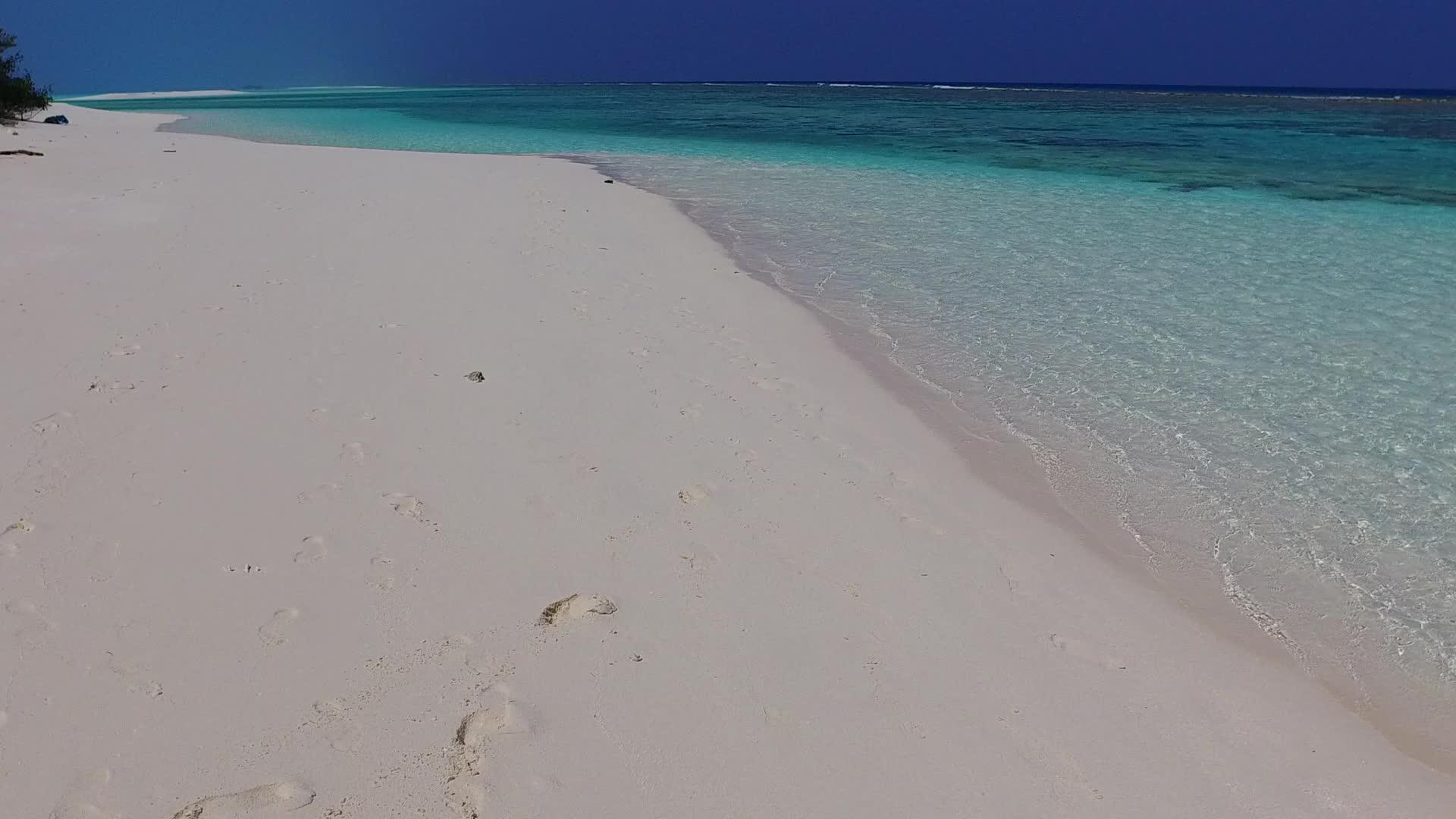 水蓝色泻湖和沙洲附近白沙背景的豪华岛屿海滩冒险视频的预览图