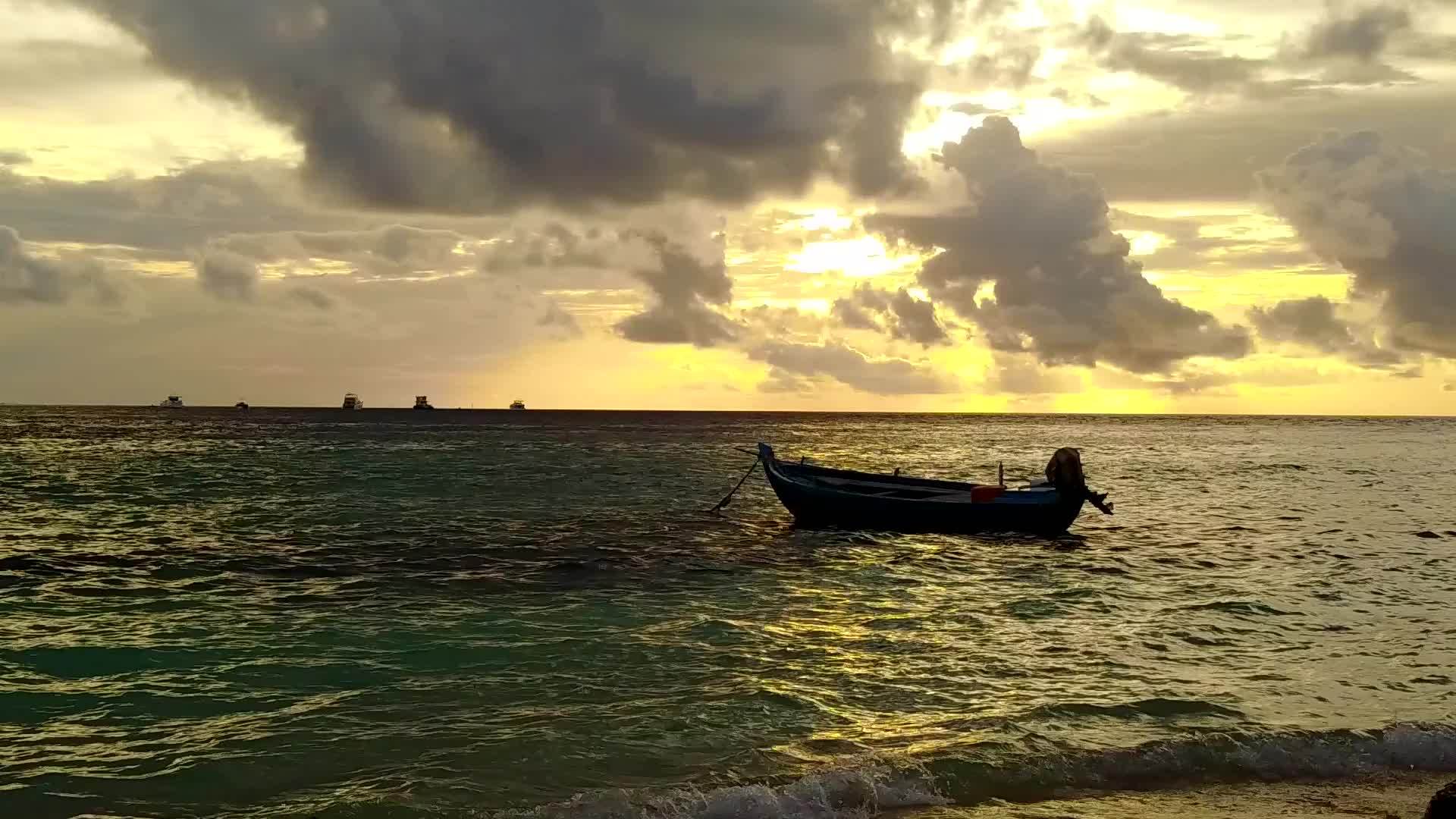 天堂海滩度假胜地由海滩附近的绿水和白沙本背景组成视频的预览图
