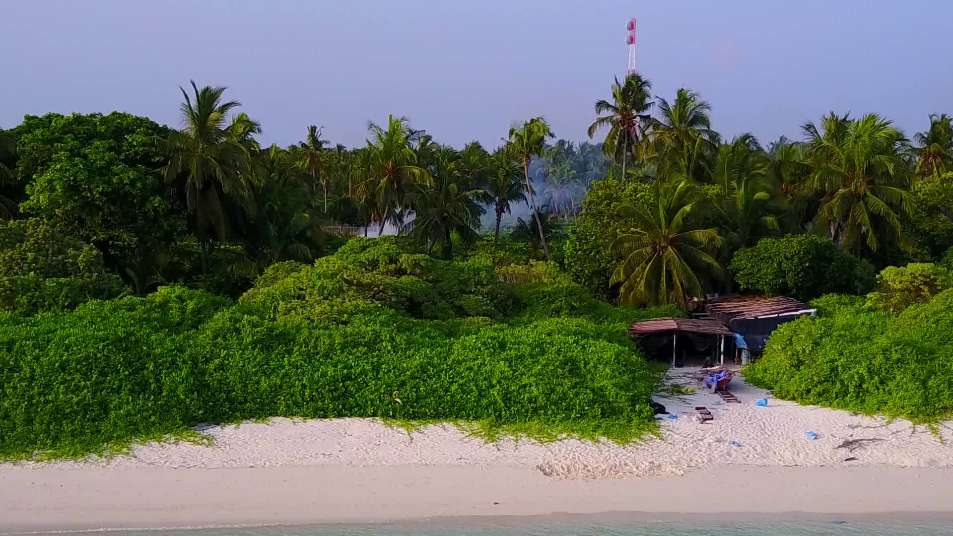 蓝海和白色沙沙背景的豪华岛屿度假胜地附近视频的预览图