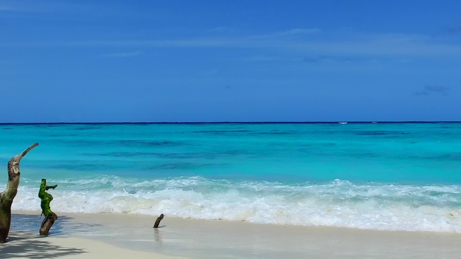 在绿松石海和阳光下的白色海滩背景下田园诗般的海湾海滩度假度假视频的预览图