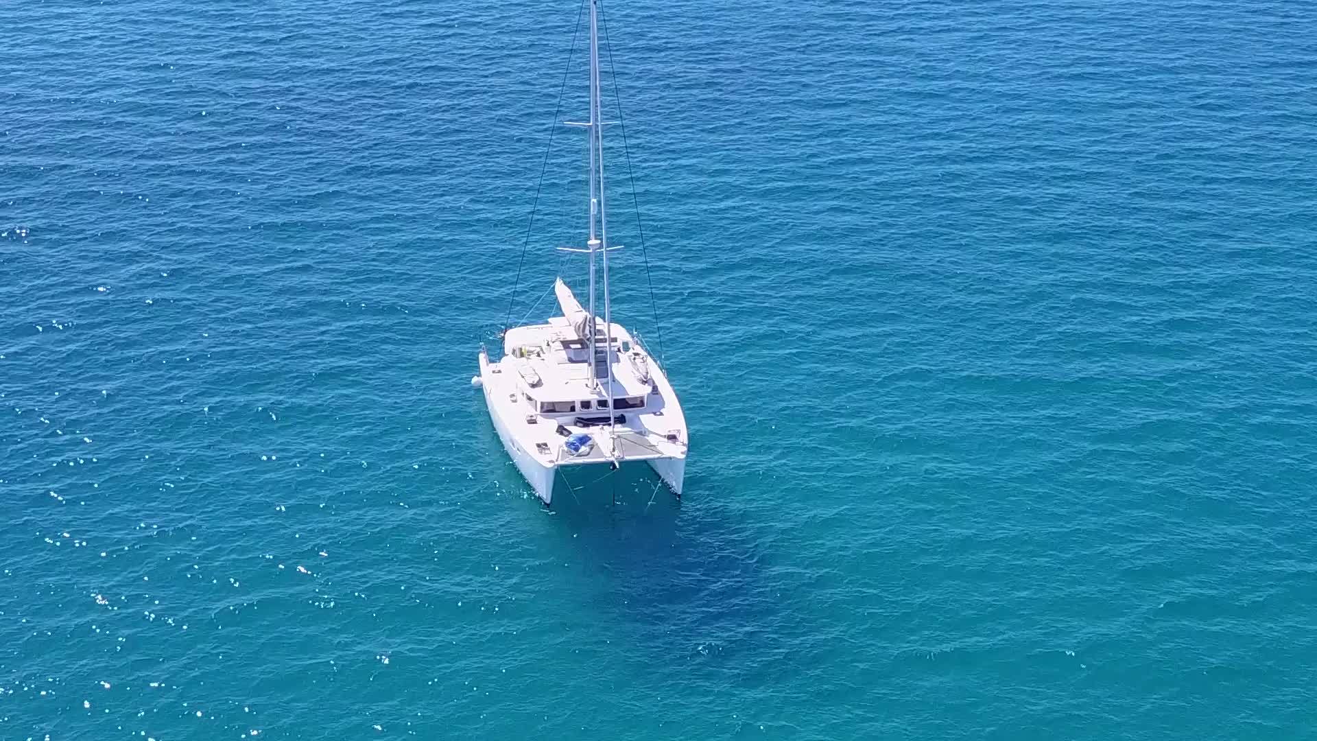 蓝海白沙背景下海浪休闲度假海滩航行浪漫摘要视频的预览图