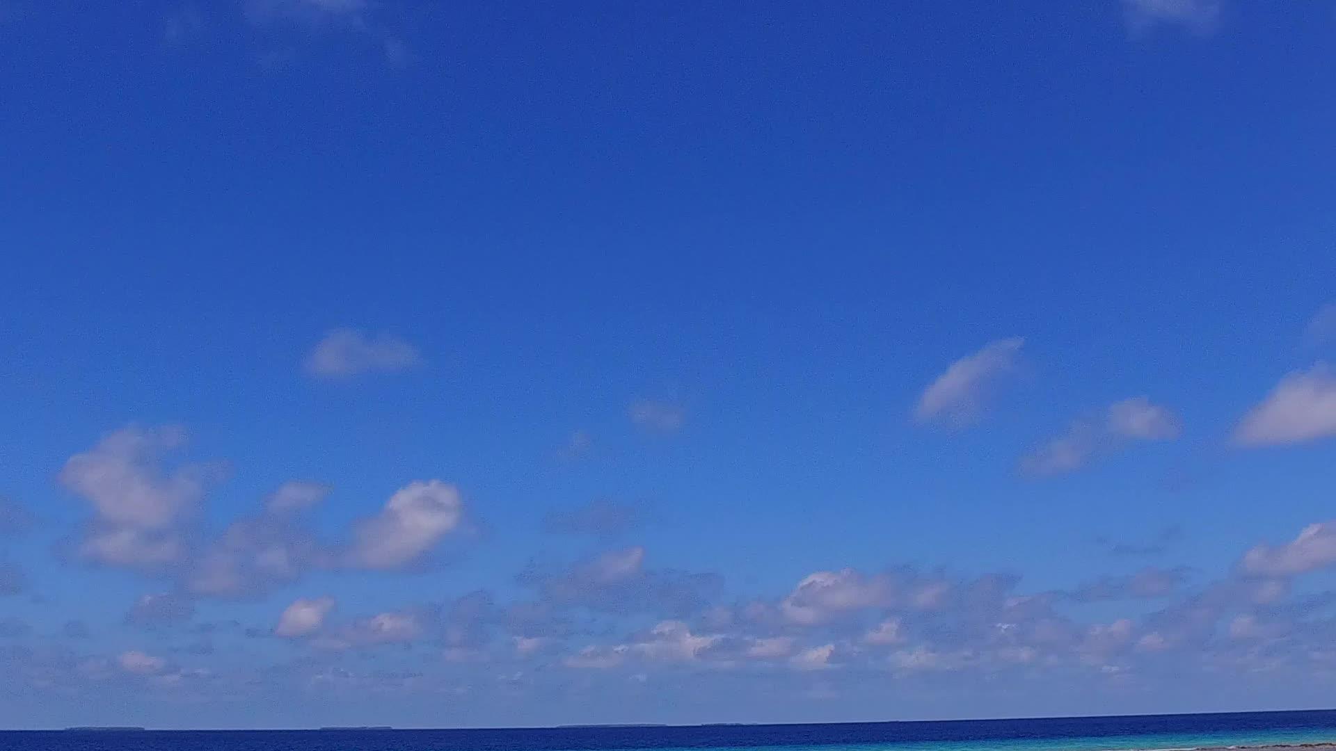 日出后热带度假海滩度假阳光海景蓝水白沙背景视频的预览图