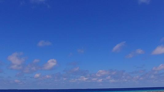 日出后热带度假海滩度假阳光海景蓝水白沙背景视频的预览图