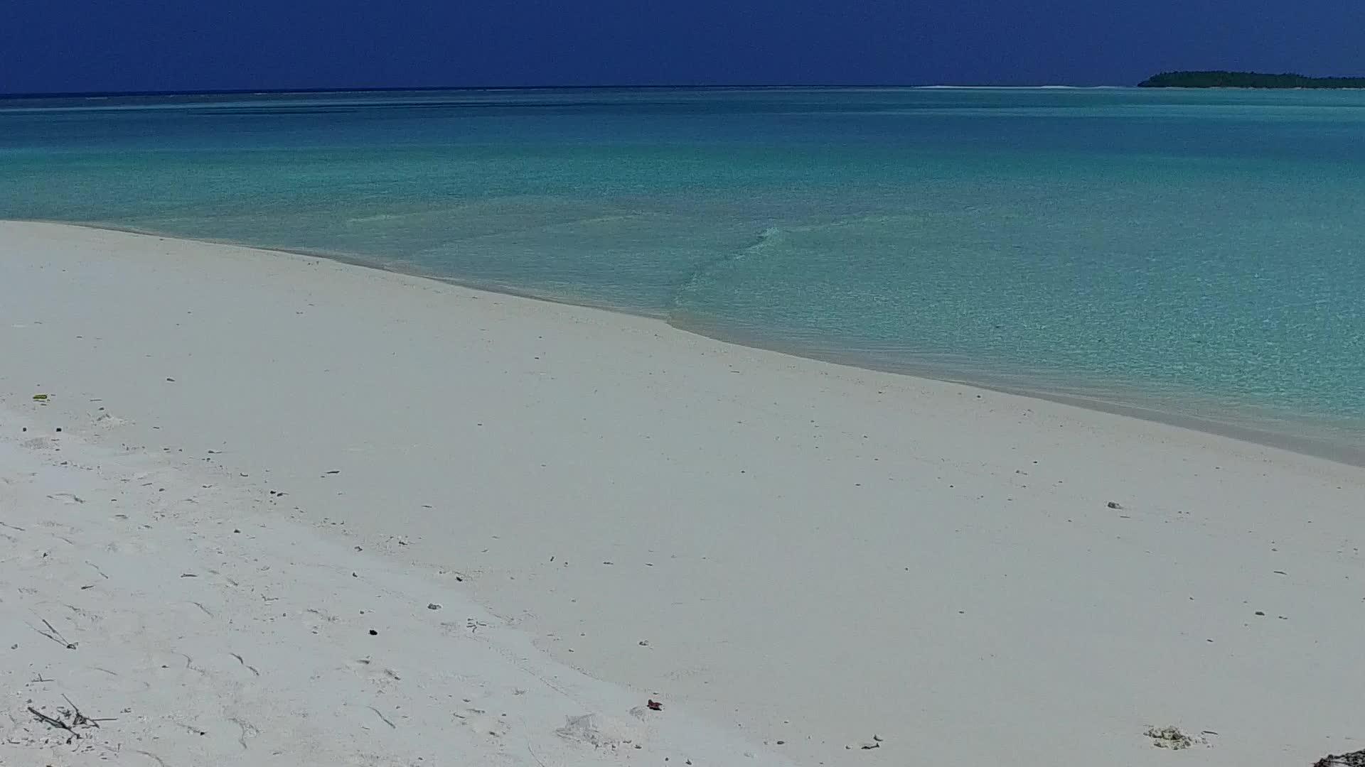 绿松石水和波浪附近的白色海滩背景完美的海滩之旅视频的预览图