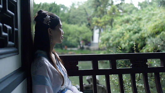 古装美女靠在栏杆上看风景侧面视频的预览图