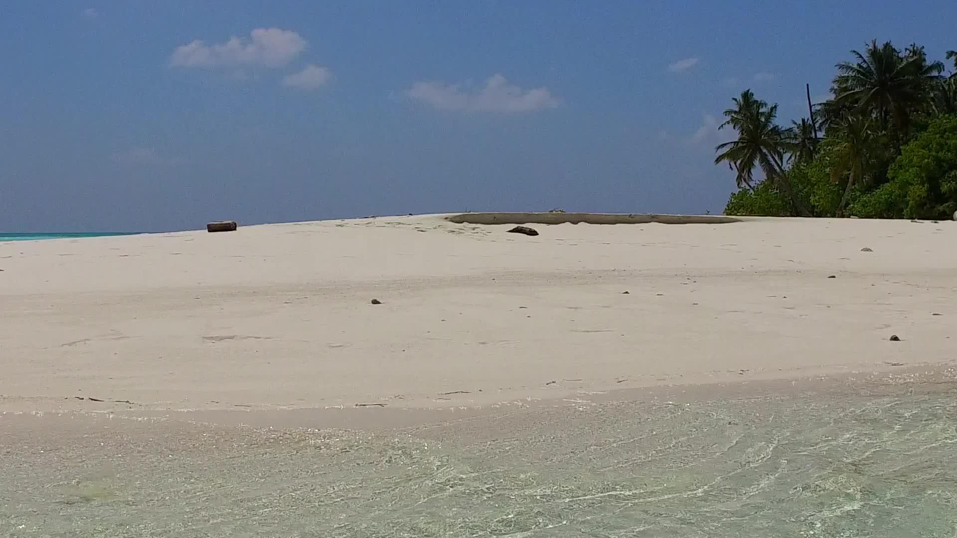 蓝绿的绿色环礁湖和接近海浪的白色海滩的背景是美丽的海湾视频的预览图