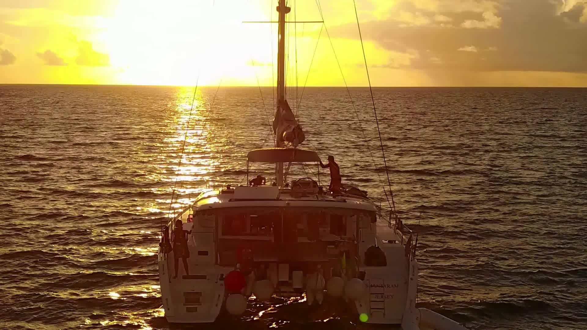 日落前海滩上的野生生物是由绿石环礁湖和白沙背景绘制的视频的预览图