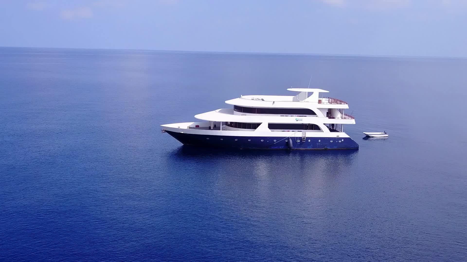 热带海湾海滩航行浪漫景观清澈的海水靠近白沙海滩度假村视频的预览图