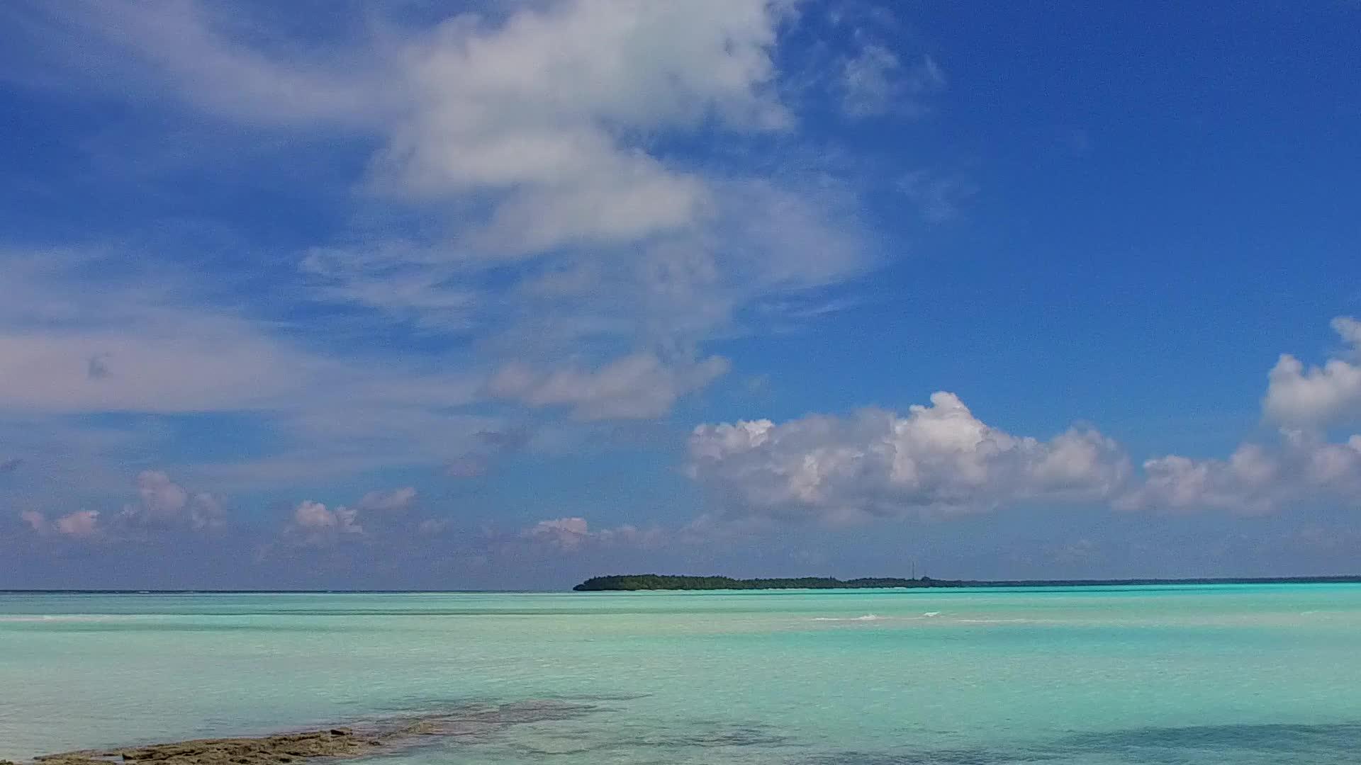 蓝海白沙背景近波复制天堂海景海滩航行空间海景视频的预览图