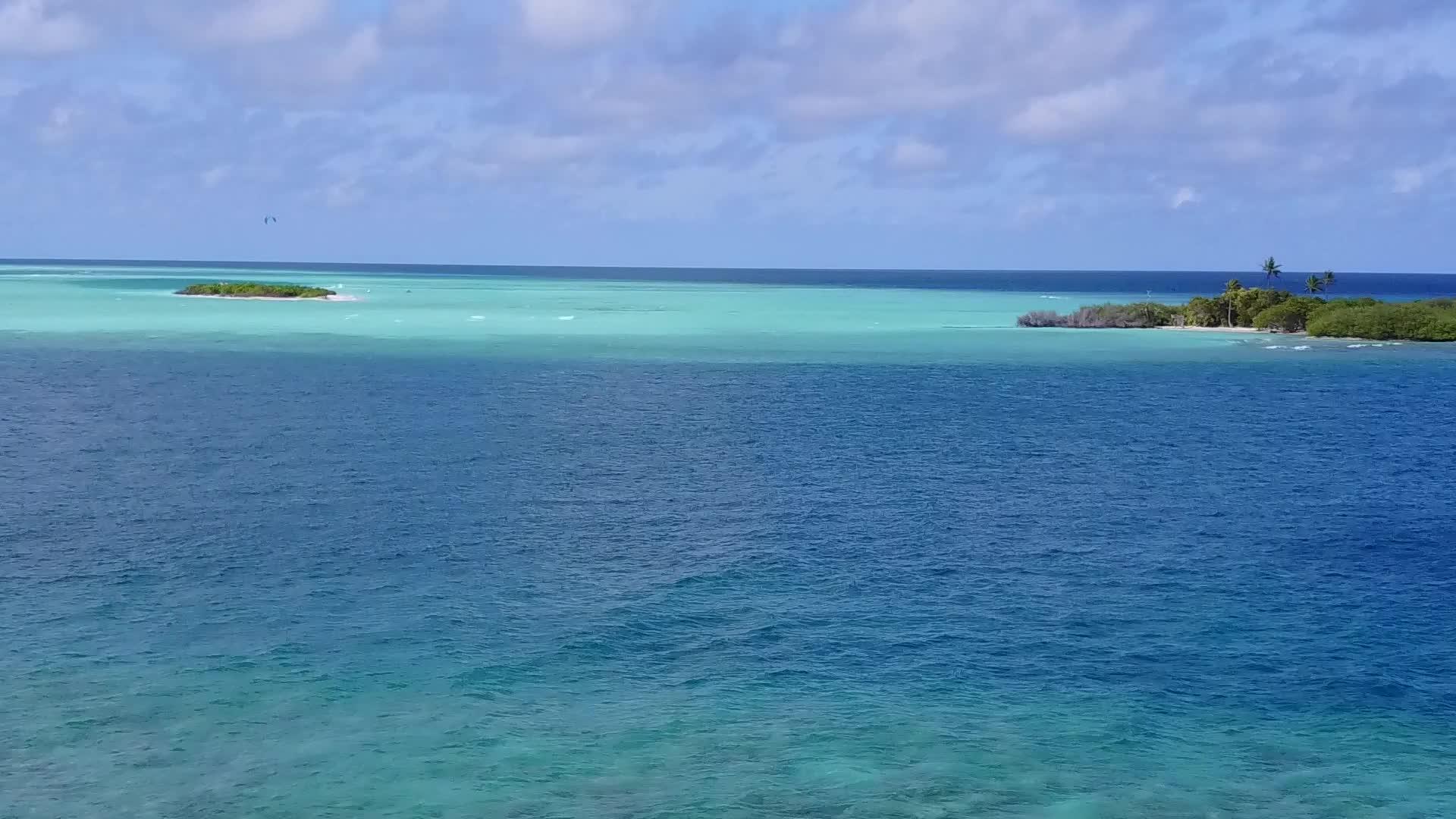 封闭的天堂岛海滩度假旅游蓝海和接近冲浪的白色海滩背景相似视频的预览图