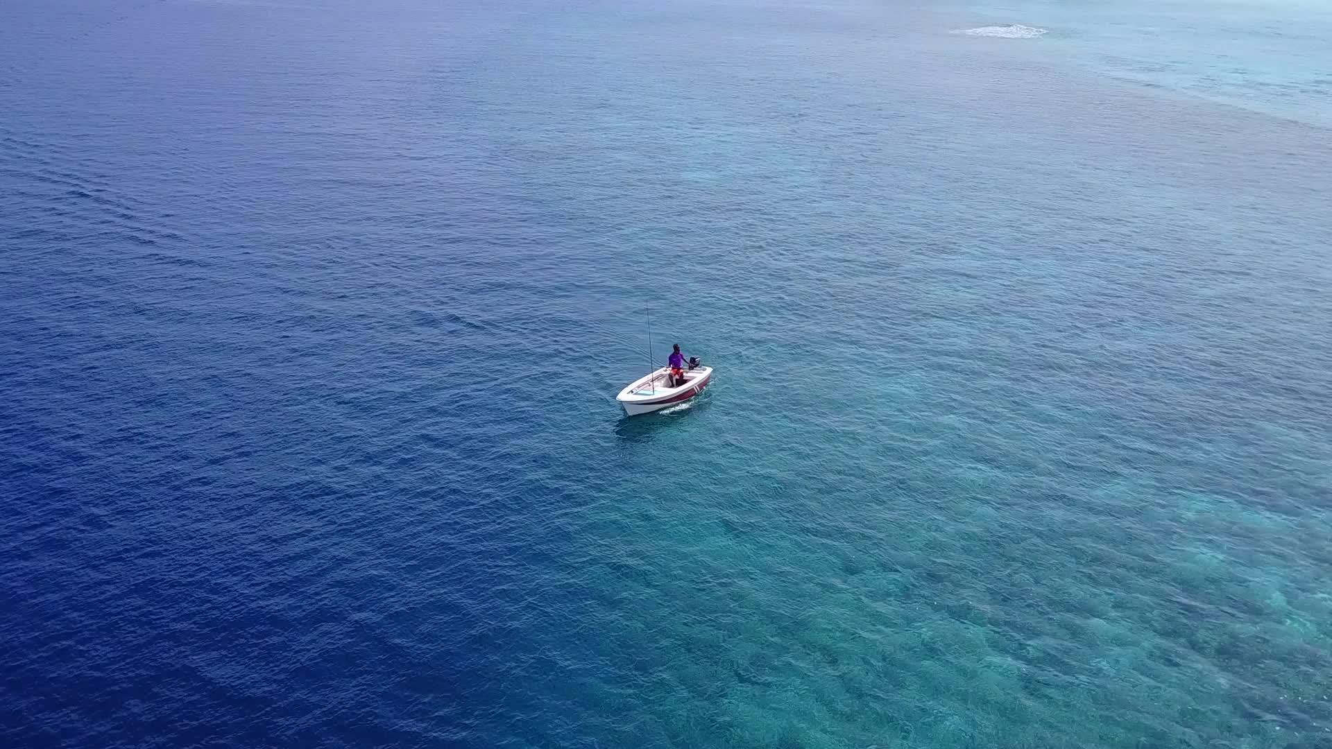 热带海岸海滩沿着蓝色绿色海洋和阳光下的白沙背景旅行视频的预览图