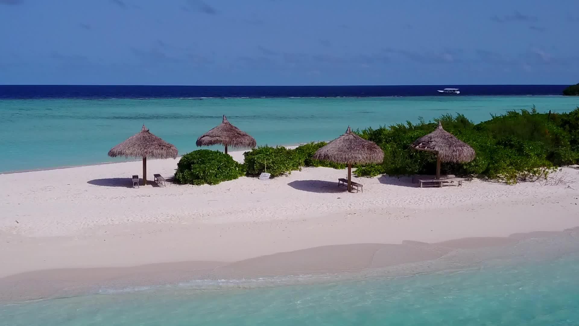 蓝海和海滩附近的白沙环礁湖海滩断裂的温暖旅行视频的预览图