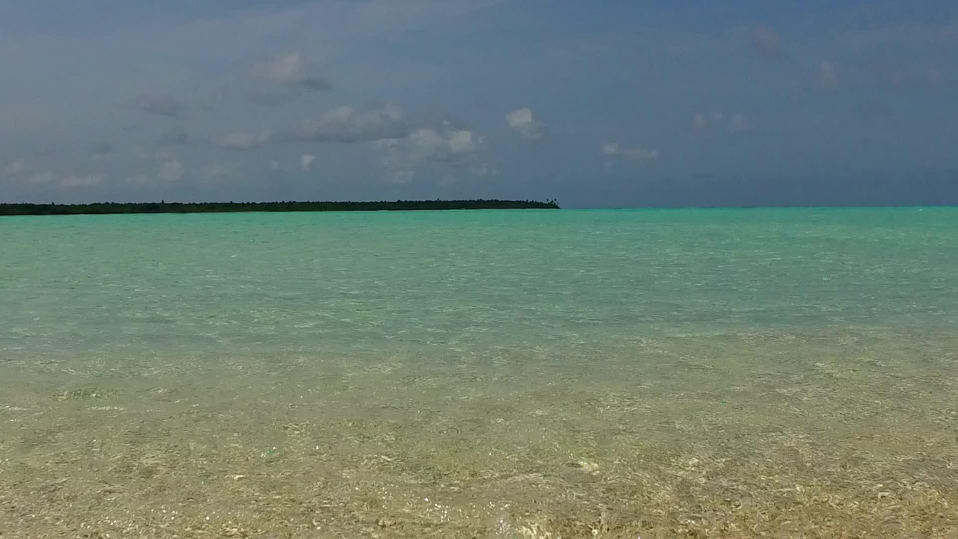 蓝假胜地附近的蓝海和白沙背景视频的预览图