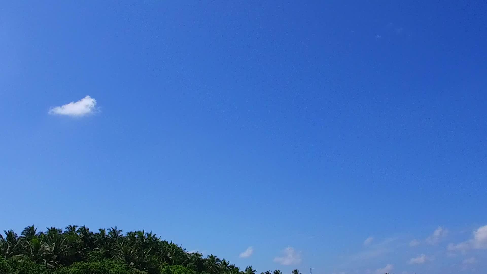 蓝色的环礁湖和接近冲浪的白色海滩靠近伊德利克湾视频的预览图