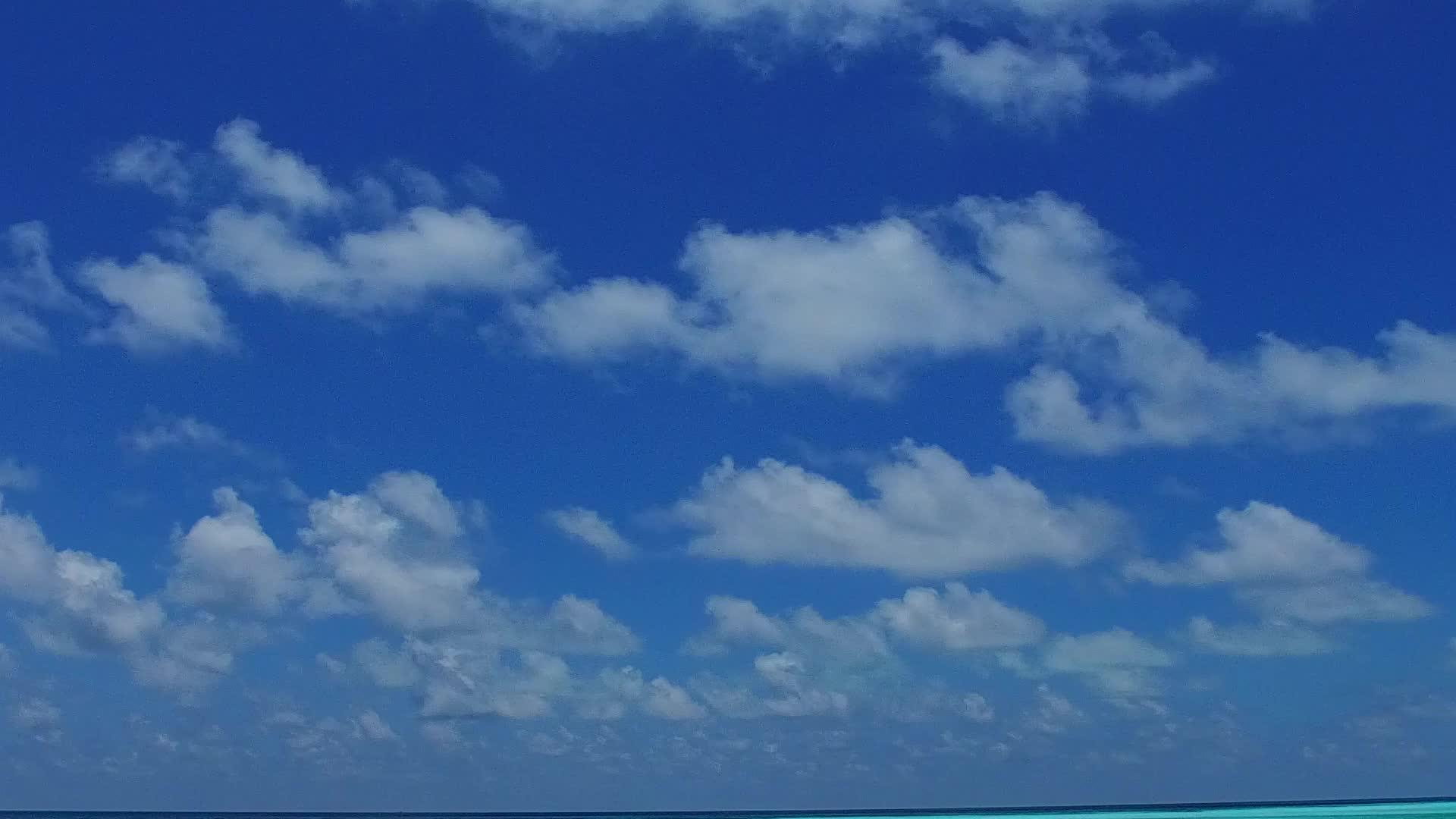 在沙洲附近的白沙背景下蓝海豪华岛屿海滩冒险的温暖性视频的预览图