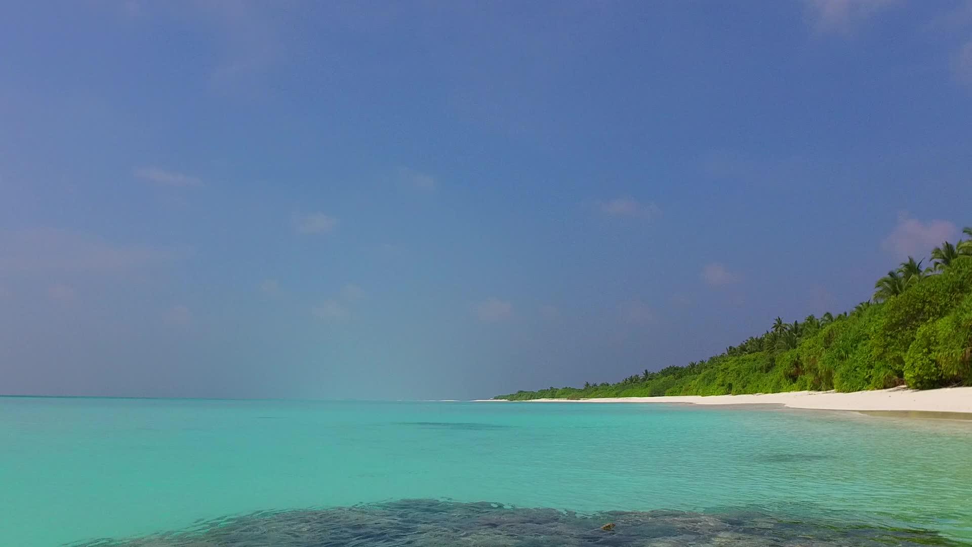 田园诗般的海景海滩之旅阳光和海景透明的海洋和珊瑚礁视频的预览图