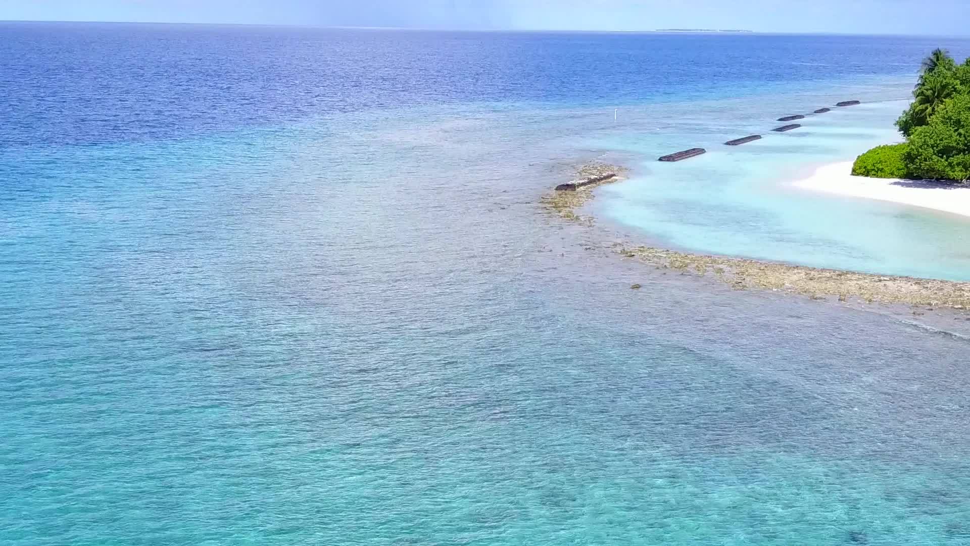 蓝度假胜地附近的蓝海和浅沙背景下的奇怪海滩视频的预览图