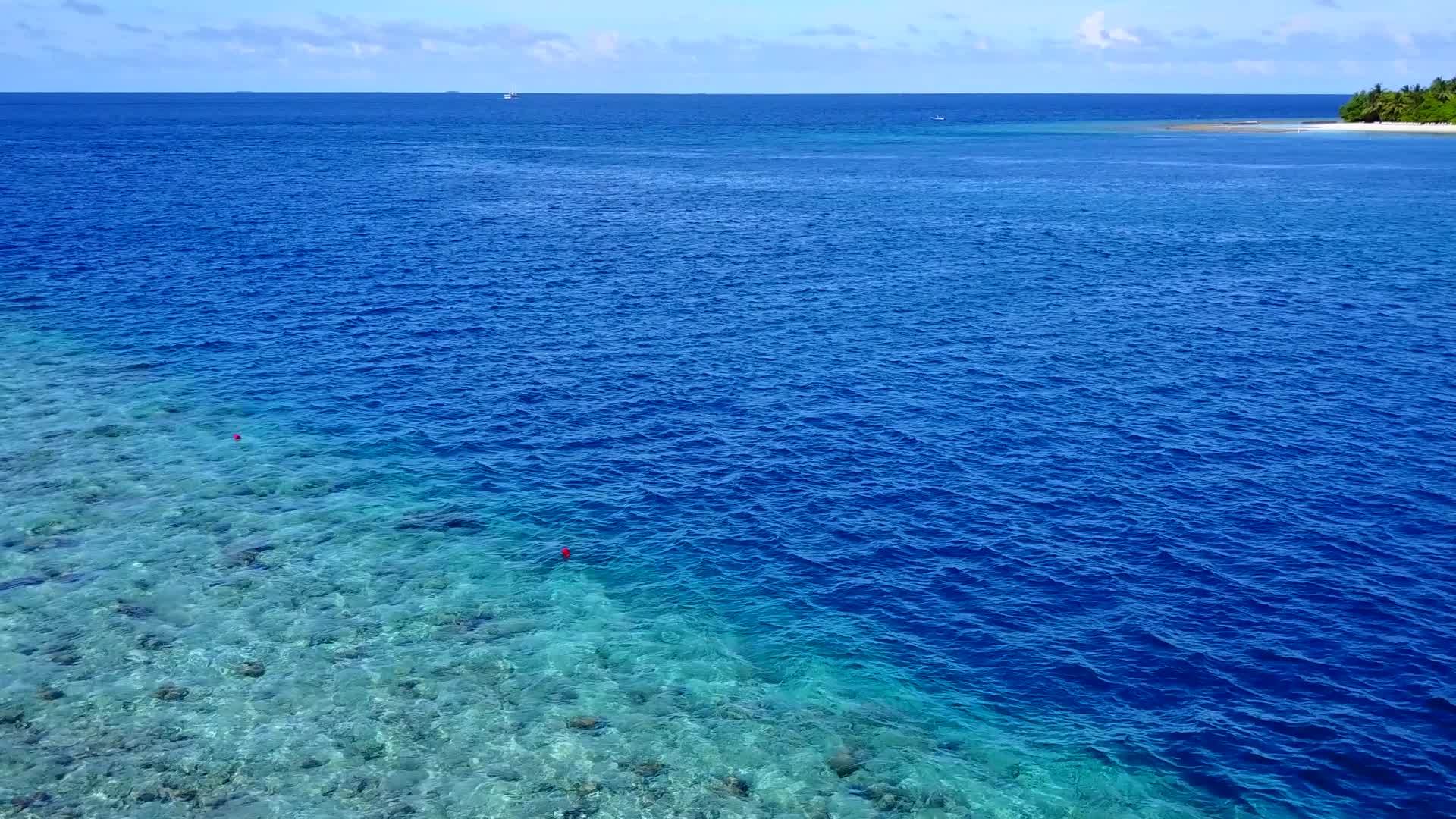 蓝色海洋和沙洲附近明亮的海滩背景是天堂海岸海滩时间视频的预览图