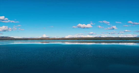 4K蓝色的湖蓝天白云延时视频的预览图