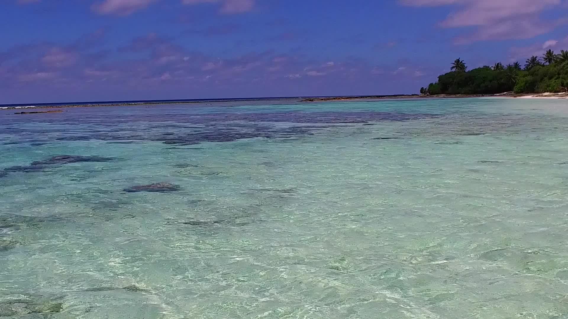 蓝色泻湖靠近珊瑚礁和白色海滩背景的天堂湾海滩之旅视频的预览图