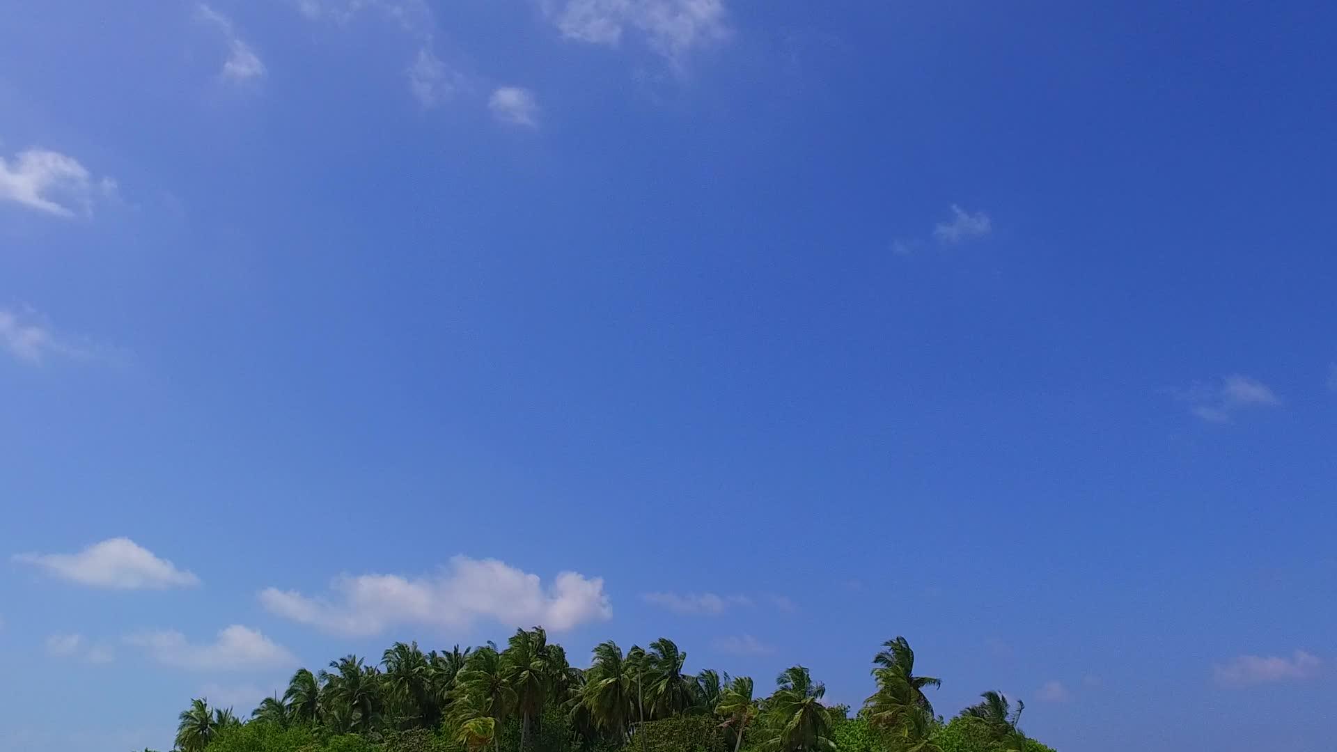 天堂海滩海滩海滩蓝色海平面以海滩附近的白沙土为背景视频的预览图