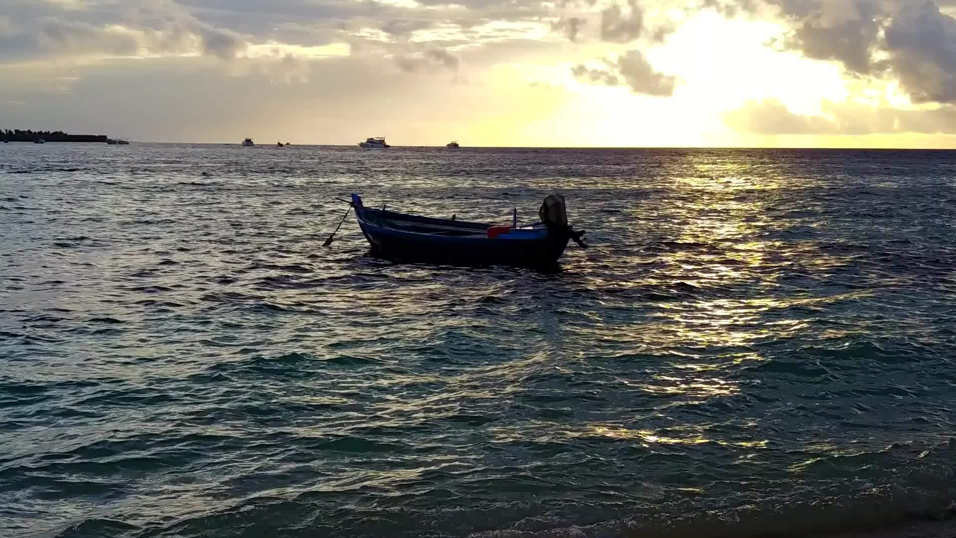日落前以白色沙滩为背景的水蓝海放松旅游海滩探索浪漫海滩度假村视频的预览图