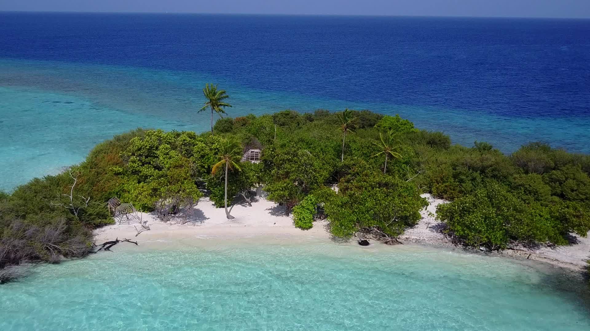 绿松环礁湖和度假胜地附近的白沙背景带来了美丽的海滩背景视频的预览图