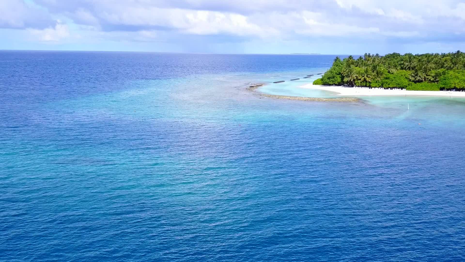 蓝色海洋和棕榈树附近的浅沙背景热带环礁湖海滩断裂时的阳光纹理视频的预览图