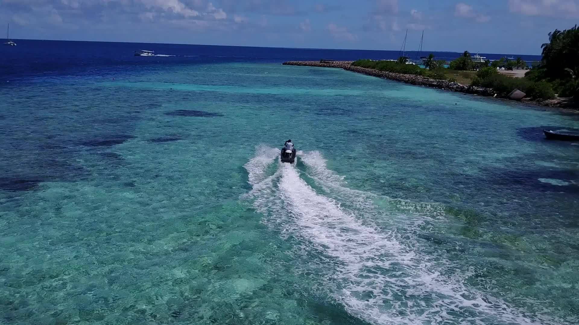 利用蓝水和珊瑚礁附近的浅沙背景进行完美的海湾海滩沙滩视频的预览图