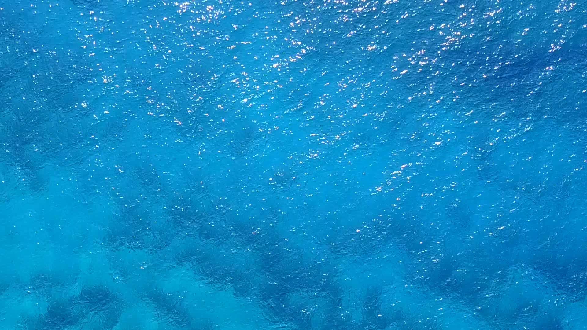 热带海岸海滩的浪漫之旅由蓝色水礁湖和阳光下的白色沙滩组成视频的预览图