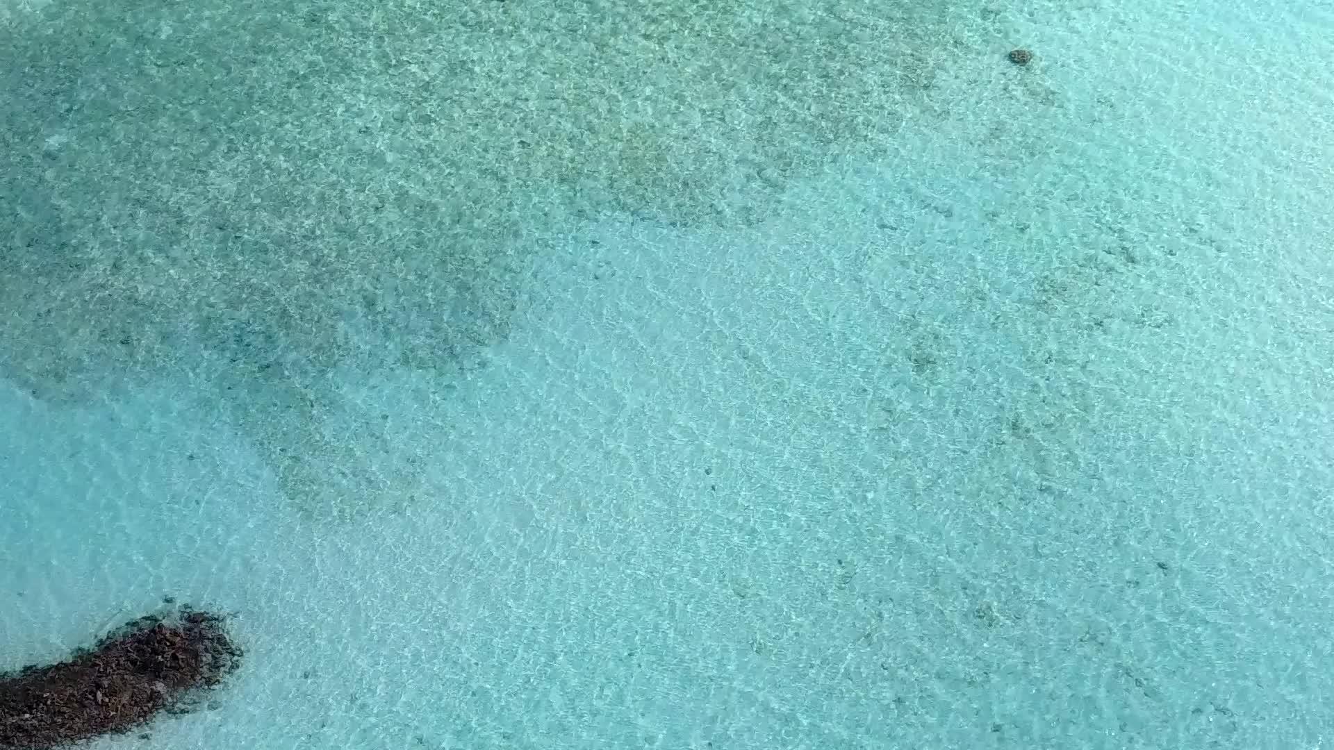 海滩附近的水蓝水和白沙本背景的海滩冒险视频的预览图