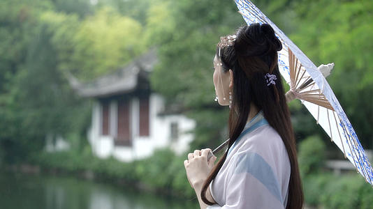 江南雨天古装女性形象视频的预览图