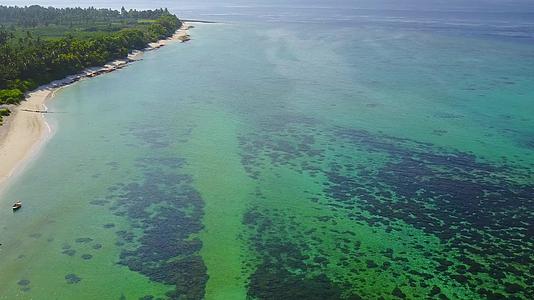 在蓝绿色的海洋中阳光下有白色的沙子背景穿过松散的岛屿视频的预览图