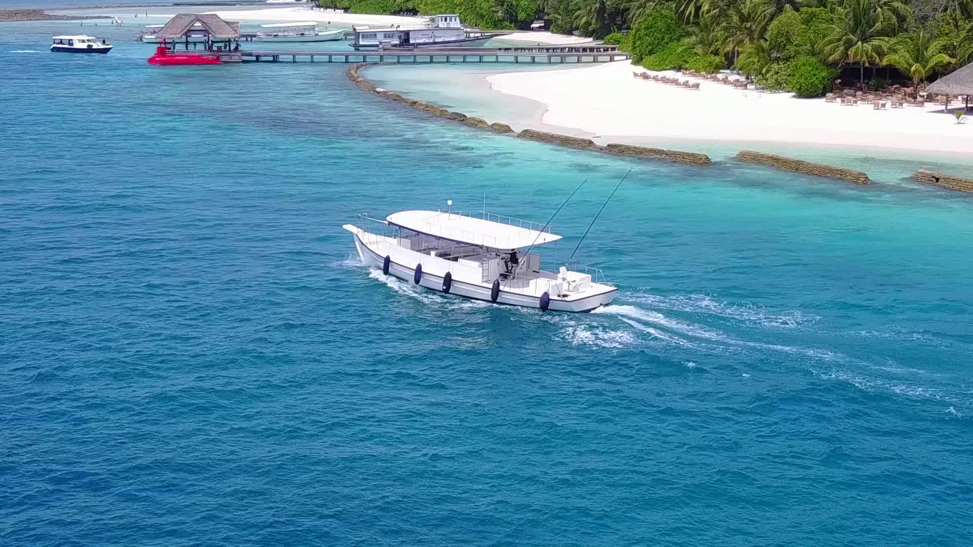 蓝海和奇怪的海滩度假胜地附近的清洁海滩背景视频的预览图