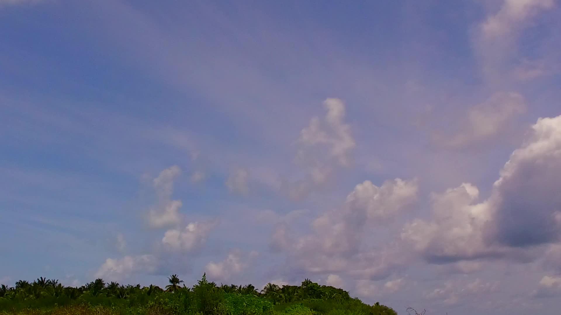 阳光明媚的海洋环礁湖海滩旅游穿越蓝海和珊瑚礁视频的预览图