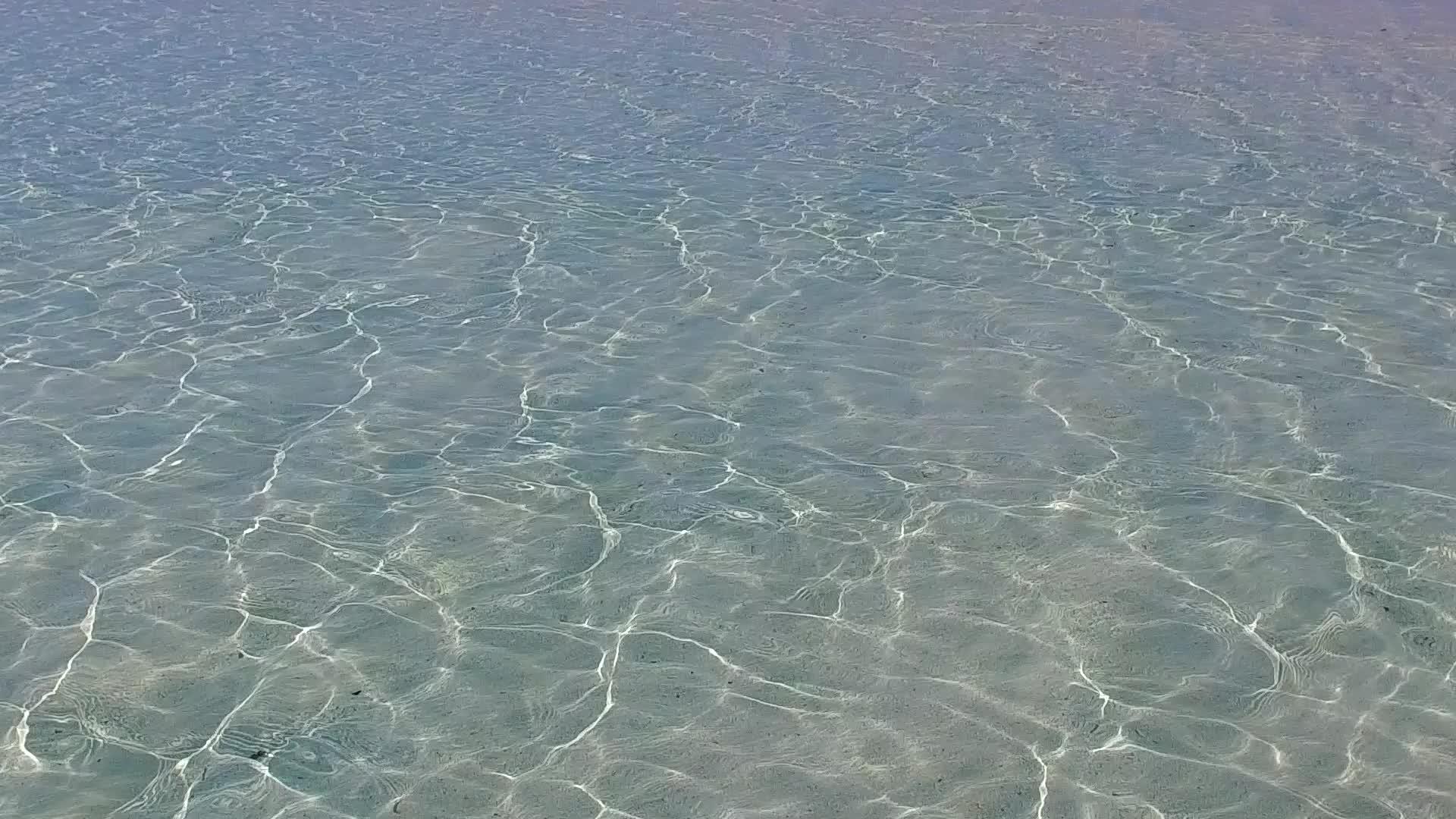 夏季日出后海景清水视频的预览图