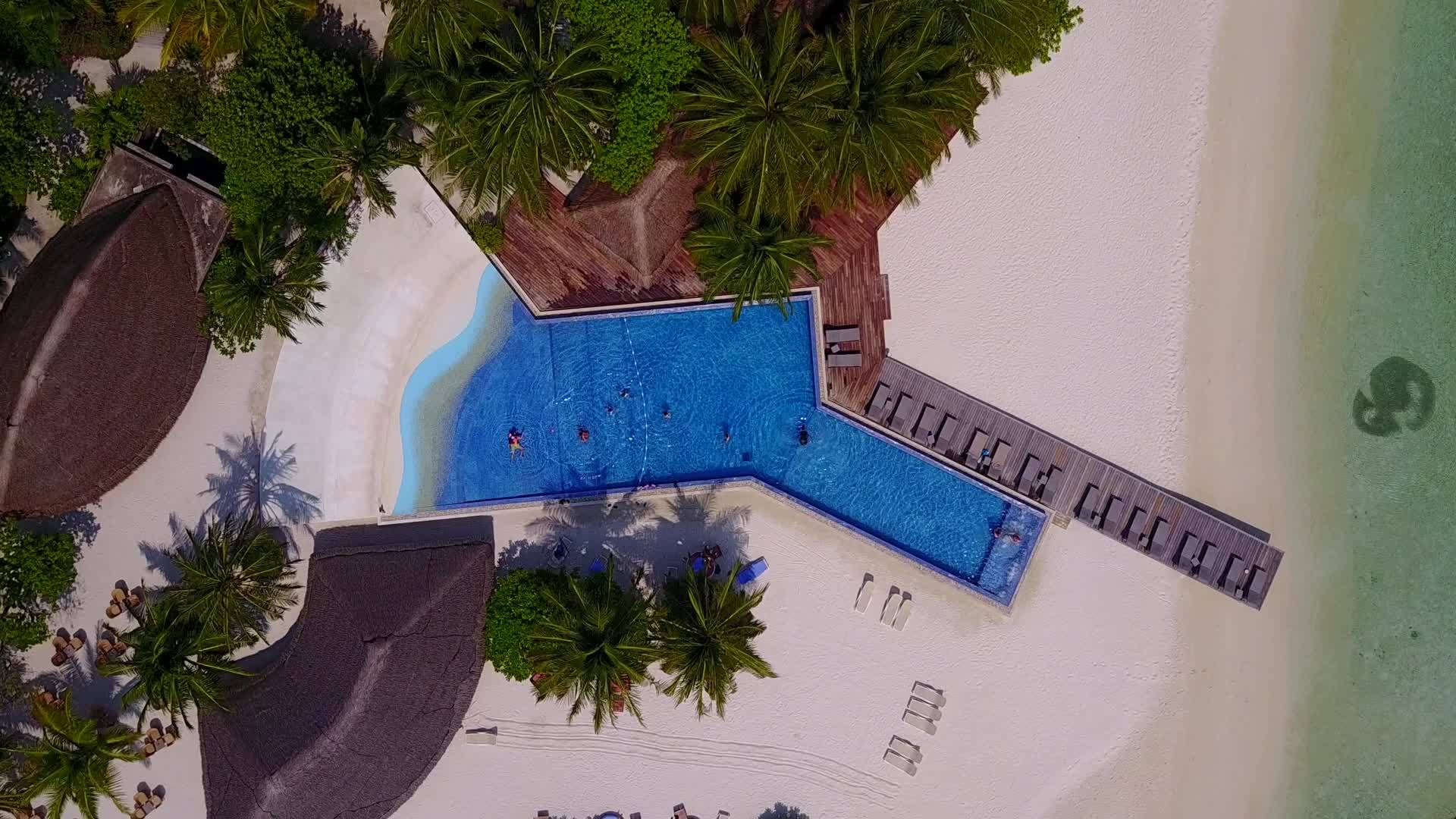 在沙巴附近的蓝色环礁湖和白色海滩的背景下阳光明媚的热带地区阳光明媚视频的预览图