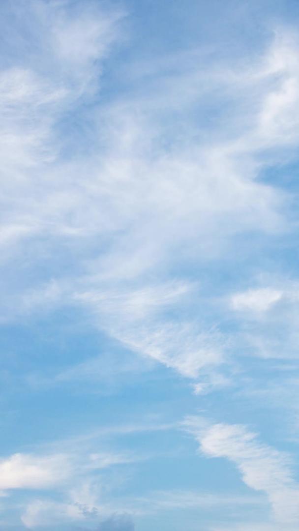 干净的蓝天白云天空背景广告资料视频的预览图