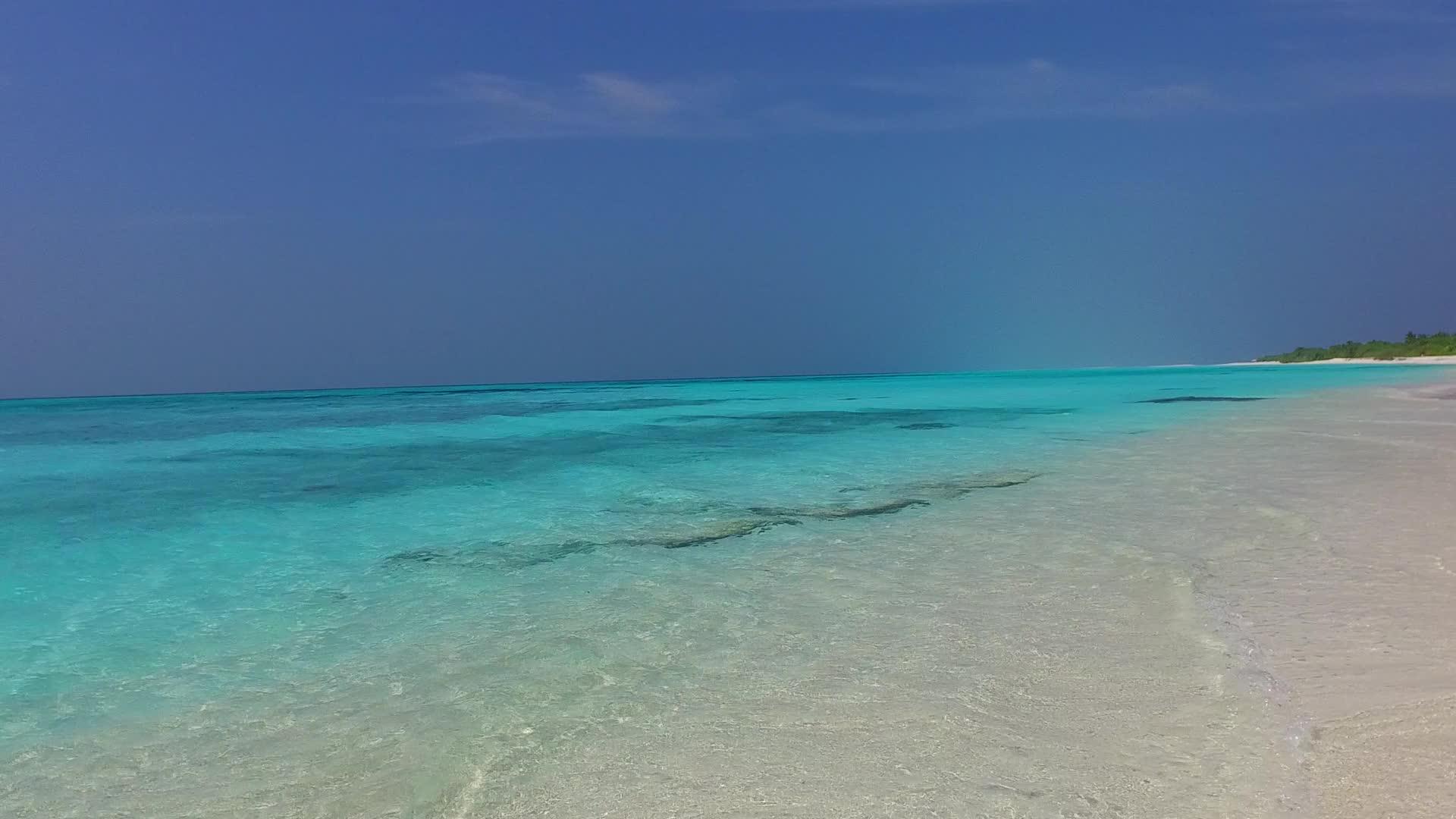 沿着浅海和度假胜地附近的白沙背景的海滩之旅视频的预览图
