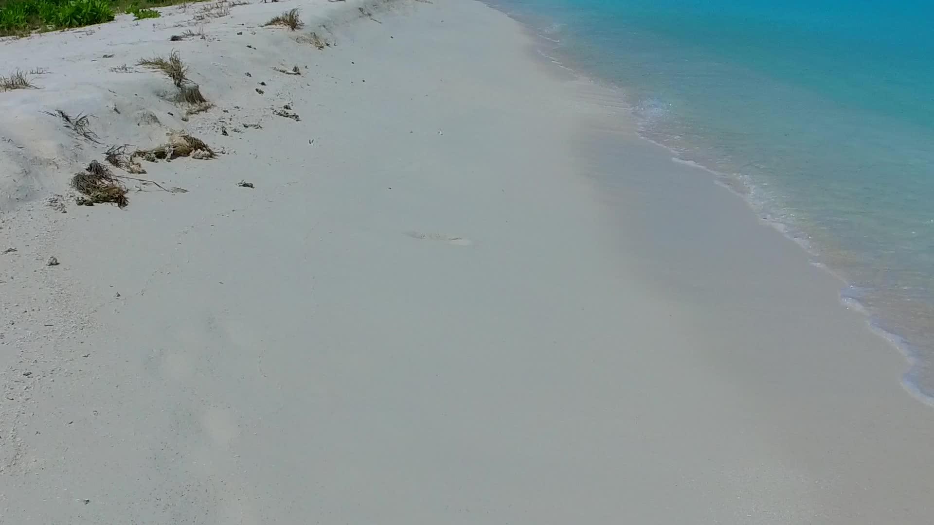 蓝色海洋和接近度假胜地的白沙背景宽阔而抽象视频的预览图