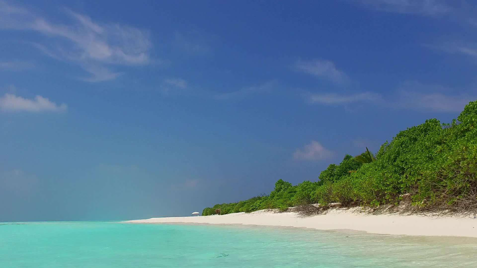 阳光明媚的热带海洋天空可以在海滩附近的蓝色海洋中看到海滩视频的预览图