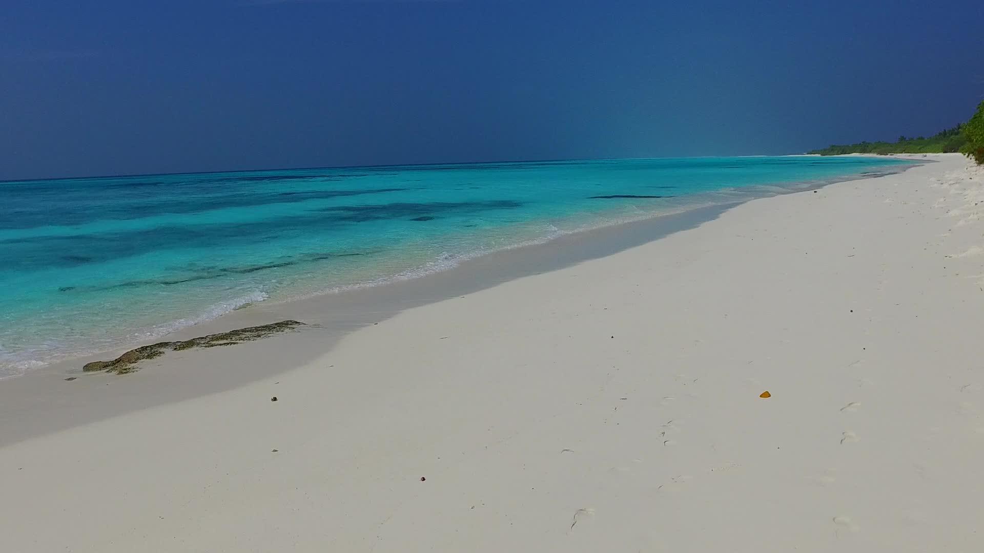 阳光明媚的豪华海滩视频的预览图