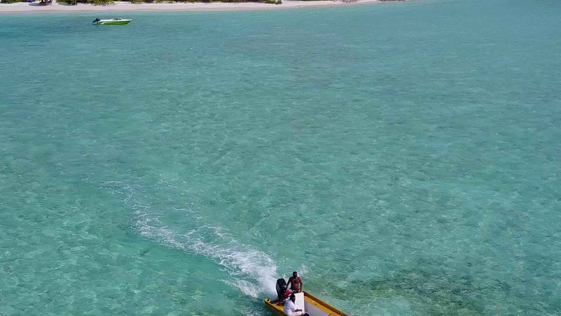 蓝环礁湖在珊瑚礁附近有一个白色的沙子背景以放松蓝环礁以放松视频的预览图