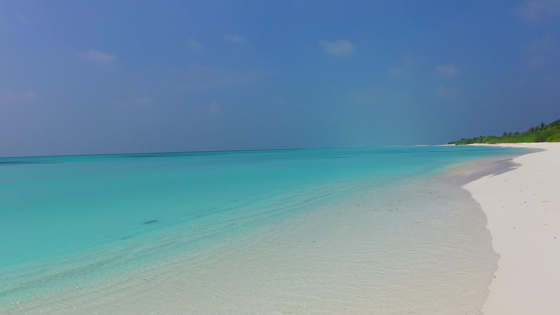 绿松石海洋靠近波浪的白沙背景视频的预览图