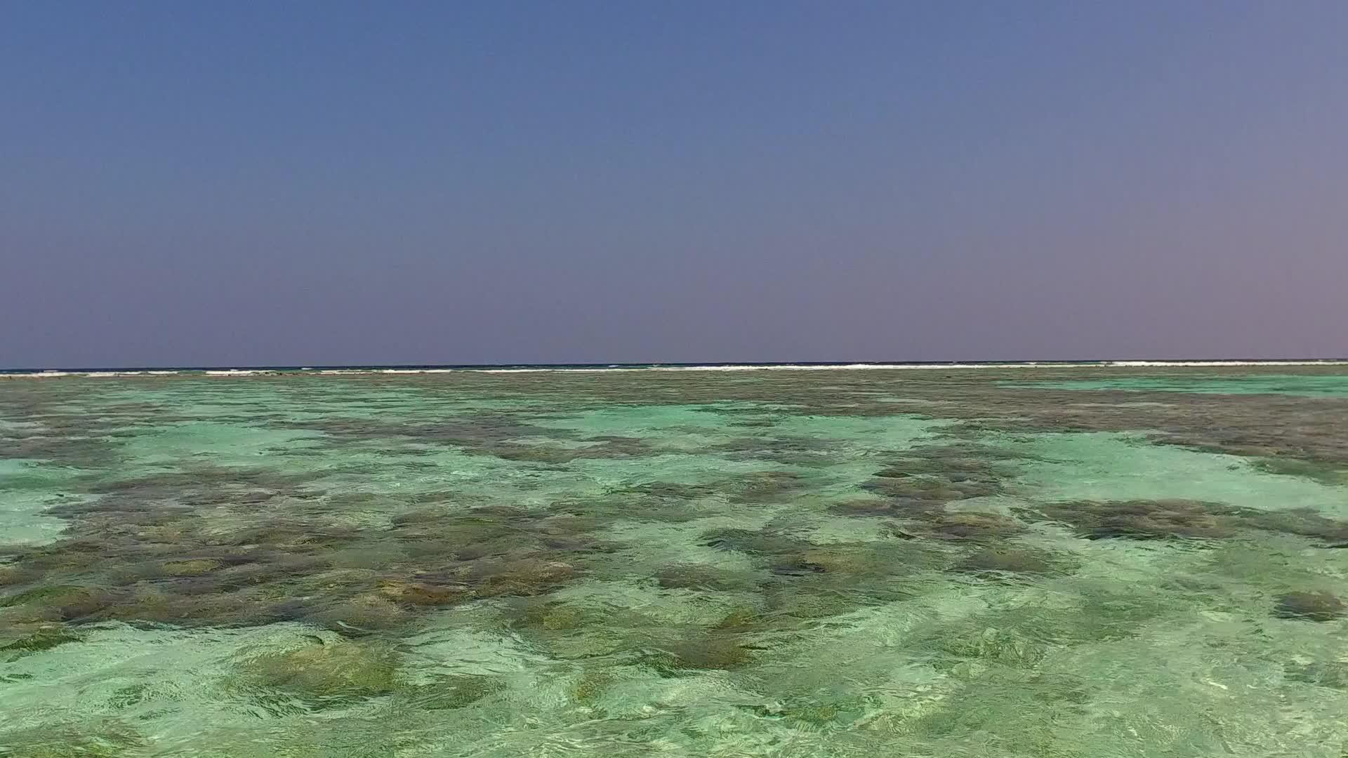 美丽的度假胜地丽的度假胜地在蓝色的海洋中旅行在珊瑚礁的背景下视频的预览图